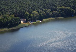 Der Campingplatz liegt im lichten Kiefernwald - direkt am Leppinsee. // © Haveltourist Der Campingplatz liegt im lichten Kiefernwald - direkt am Leppinsee. // © Haveltourist
