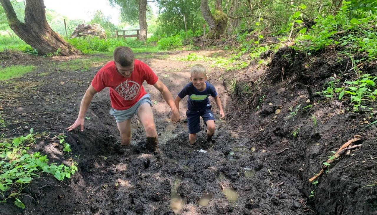 Familie in het veenbad in de BarefootPfa in Plau am See, &copy; Kletterpark Plau am See