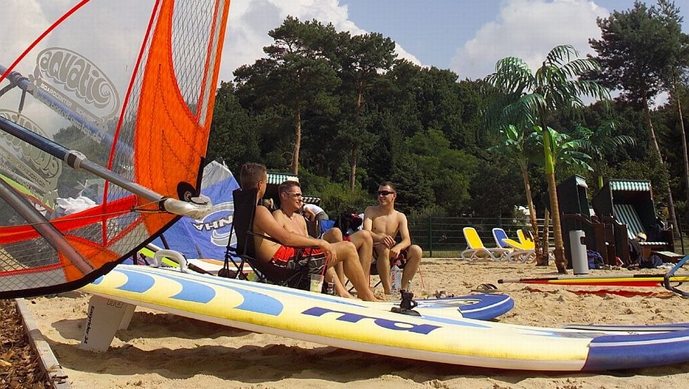 Oase van strand en ballen aan de oever van het meer, © Ferienpark Retgendorf