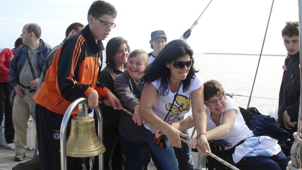 Everyone gets to lend a hand on the roller sailer! // © zerum Everyone gets to lend a hand on the roller sailer! // © zerum