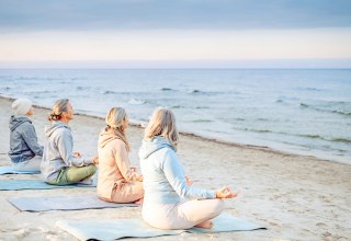 Meditation on the beach | Symbol photo // &copy; Adobe Firefly (KI-generiert)