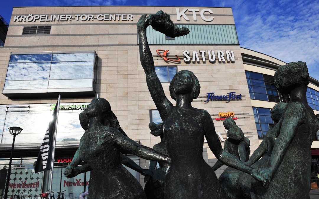 KTC with fountain "Seven proud sisters kissing the one sea"., © Angelika Heim