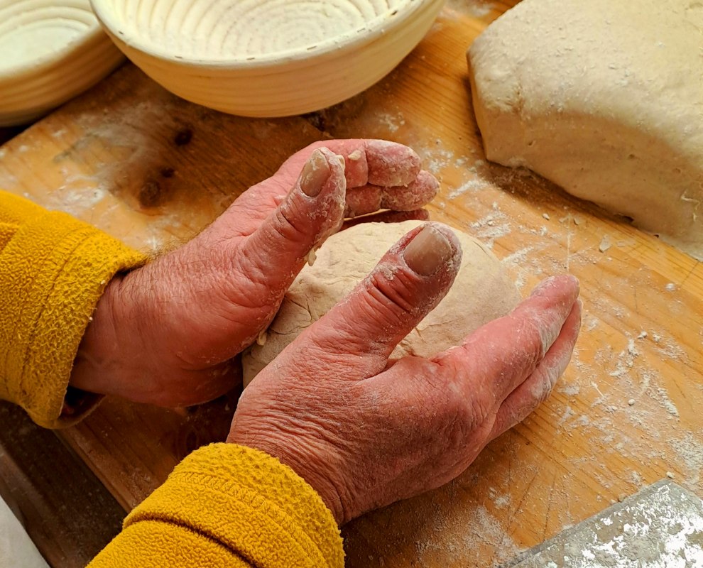 Dough kneading // &copy; Regine Henneken