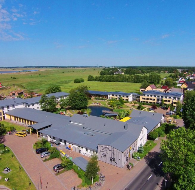 Widok z lotu ptaka na teren hotelu // &copy; Familien Wellness Hotel Seeklause