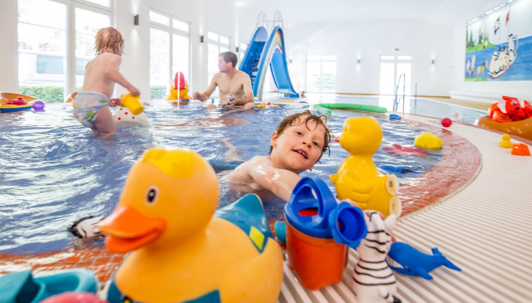 Dzięki zjeżdżalni wodnej, niezliczonym piszczącym kaczkom, konewkom, wiaderkom i nie tylko, w basenie dla maluchów zawsze jest mnóstwo do zrobienia. // © MV-T/Krauss Dzięki zjeżdżalni wodnej, niezliczonym piszczącym kaczkom, konewkom, wiaderkom i nie tylko, w basenie dla maluchów zawsze jest mnóstwo do zrobienia. // © MV-T/Krauss