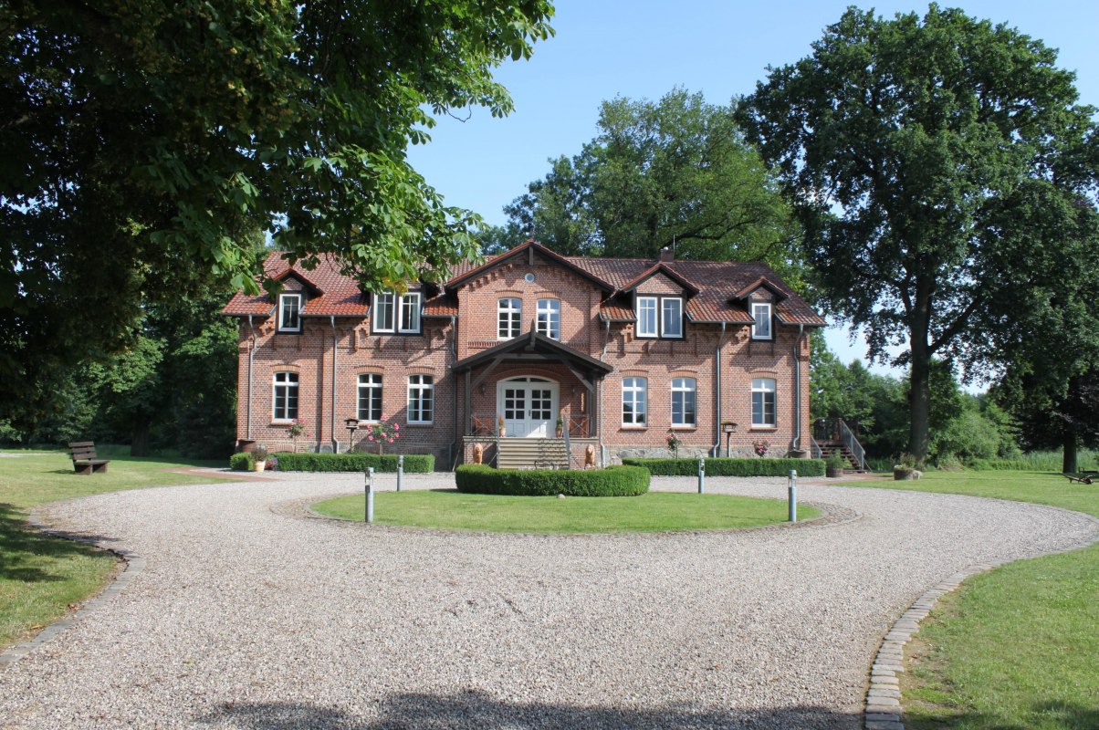 Buitenaanzicht van Settin Manor House // © Resort Gut Settin Buitenaanzicht van Settin Manor House // © Resort Gut Settin