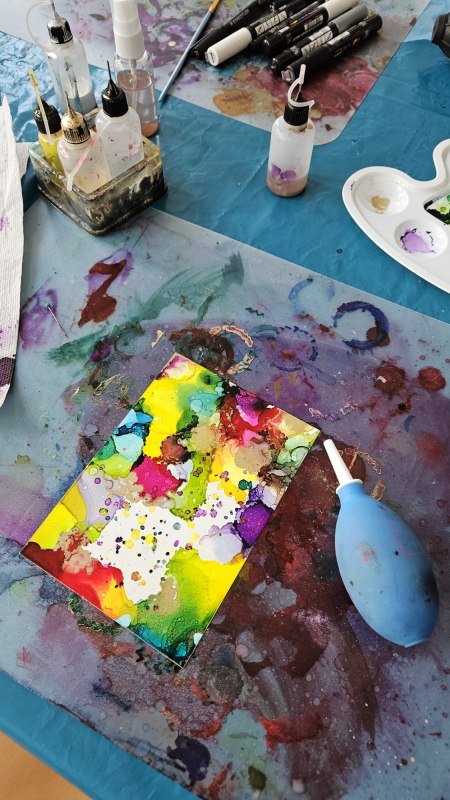 Opvallende, vloeiende kleuren. Laat je inspireren door Alcohol-Ink. // © Sandra Gockel Opvallende, vloeiende kleuren. Laat je inspireren door Alcohol-Ink. // © Sandra Gockel