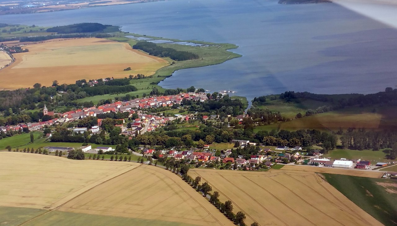 Kemping przyrodniczy Lassan położony jest bezpośrednio nad kanałem odgałęziającym się od rzeki Peene, © Naturcampingplatz Lassan