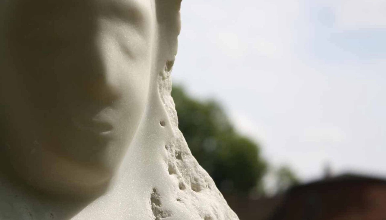 Anne-Katrin Altwein: Allonge. Marmur. Wystawa Atelier ARQUOIA i ogród rzeźb w Ivenack, © Foto: Raphael Wolf Anne-Katrin Altwein: Allonge. Marmur. Wystawa Atelier ARQUOIA i ogród rzeźb w Ivenack, © Foto: Raphael Wolf