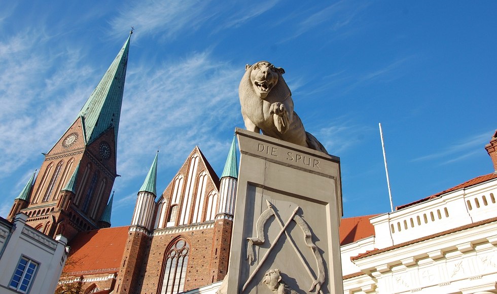 Het Leeuwenmonument herdenkt de stichter van de stad, Hendrik de Leeuw., © Gabriele Skorupski
