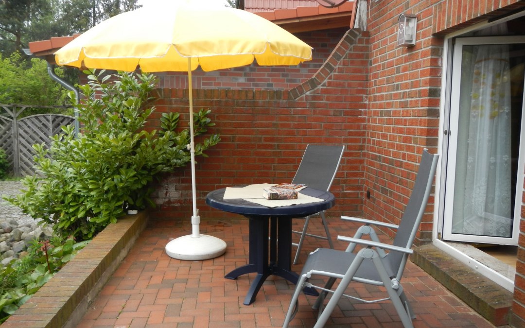 Na tarasie nad stawem dostępne są meble ogrodowe i parasol., © Roland Kietzmann