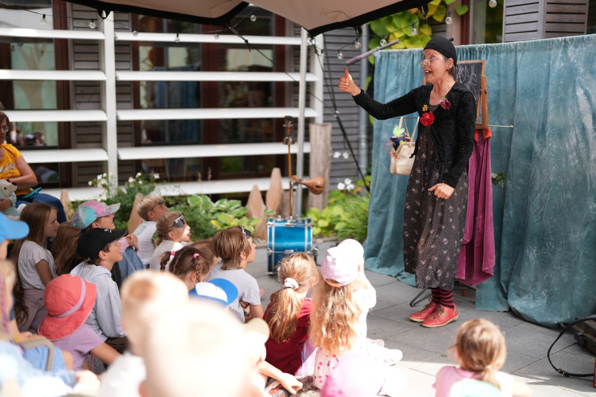 Puppet show for Children's Day in the courtyard of the BÄRENWALD Müritz // © BÄRENWALD Müritz | André Klevenow Puppet show for Children's Day in the courtyard of the BÄRENWALD Müritz // © BÄRENWALD Müritz | André Klevenow