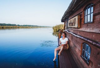 Für Entspannen in der Natur eignet sich am besten eine Fahrt mit dem Floß entlang der Peene // © MV-T/WorldonaBudget Für Entspannen in der Natur eignet sich am besten eine Fahrt mit dem Floß entlang der Peene // © MV-T/WorldonaBudget