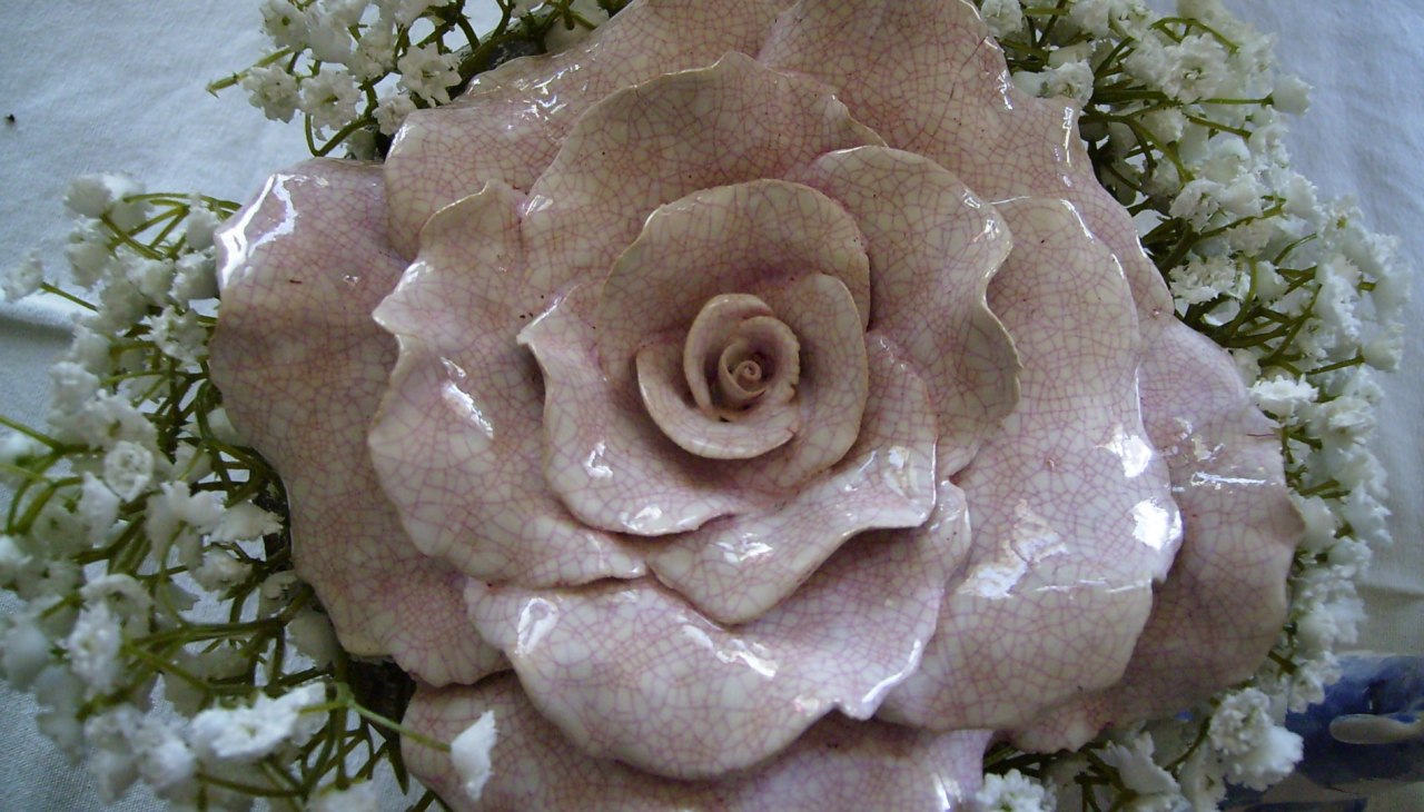 Glazurowana ceramiczna róża, © Rosentau-Keramik/Rehfeld