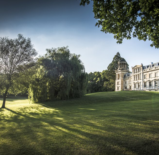 Kaarz Castle and Park with plenty of open space // &copy; Schloss Kaarz / Stefan von Stengel