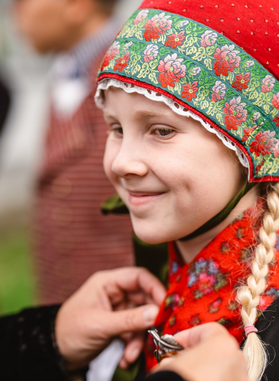 Kind draagt het Mönchgut-kinderkostuum.