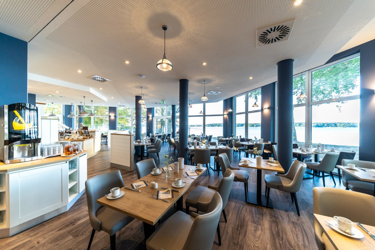 Breakfast restaurant with panoramic view of the Müritz river // © DOMUSimages Breakfast restaurant with panoramic view of the Müritz river // © DOMUSimages