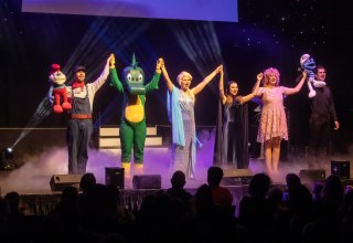 Der Cast von Hakuna Matata zusammen auf der B&uuml;hne. // &copy; Whynot Events GmbH