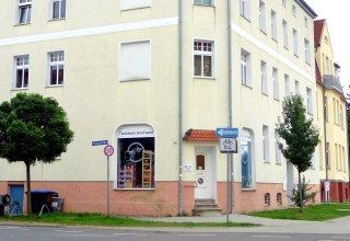 Widok sklepu z zewnątrz przy Gützkower Straße // © Sabrina Wittkopf-Schade Widok sklepu z zewnątrz przy Gützkower Straße // © Sabrina Wittkopf-Schade