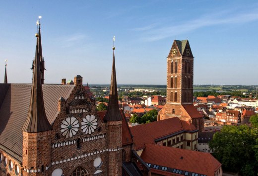 Widok z lotu ptaka na hanzeatyckie miasto Wismar z widokiem na kościół św. Jerzego i wieżę kościoła Mariackiego. // © MV-T/Henig Widok z lotu ptaka na hanzeatyckie miasto Wismar z widokiem na kościół św. Jerzego i wieżę kościoła Mariackiego. // © MV-T/Henig