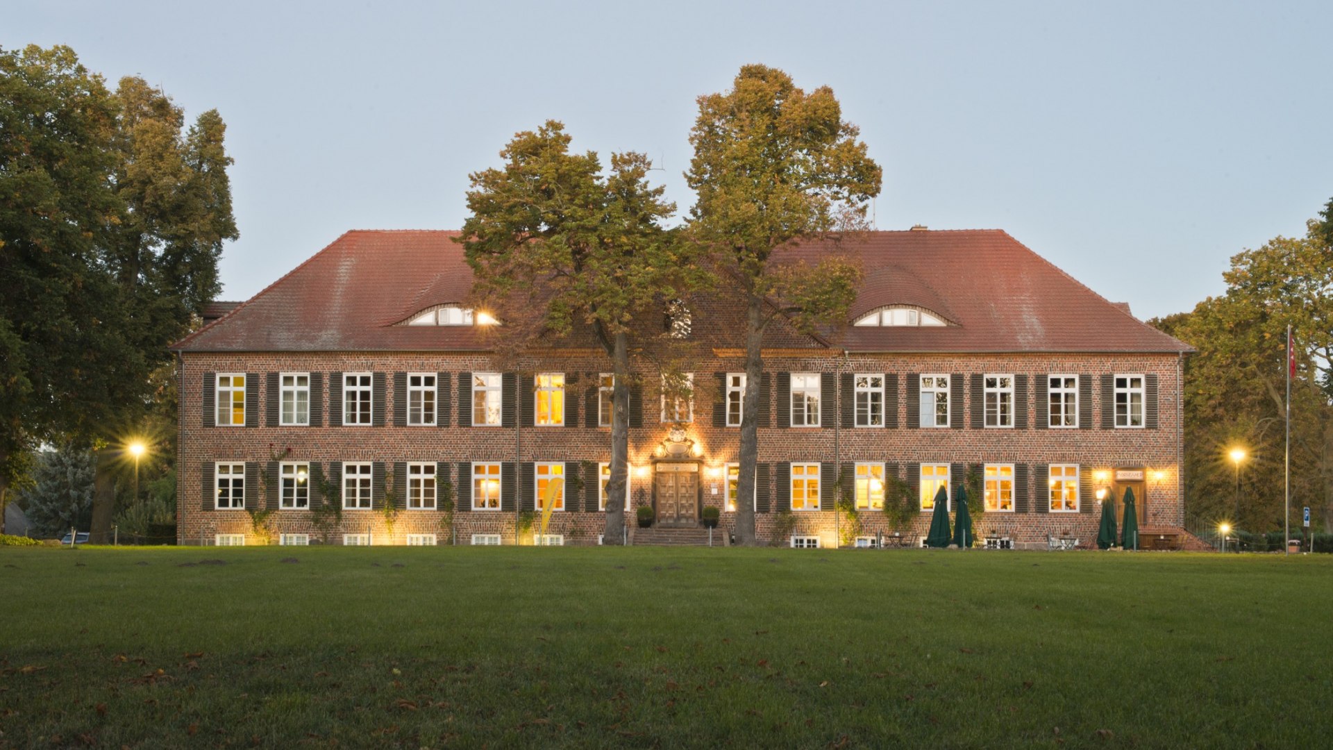 Romantik Hotel Gutshaus Ludorf - een historisch landhuis omgeven door schilderachtige natuur, ideaal voor een ontspannen vakantie en speciale momenten van welzijn.