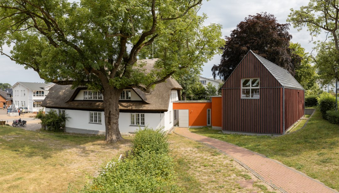 Het streekmuseum Mönchgut van buiten met rieten dak.
