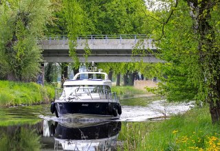 With the houseboat on the Elde-Müritz waterway you can admire nature from close up, © Ralf Ottmann