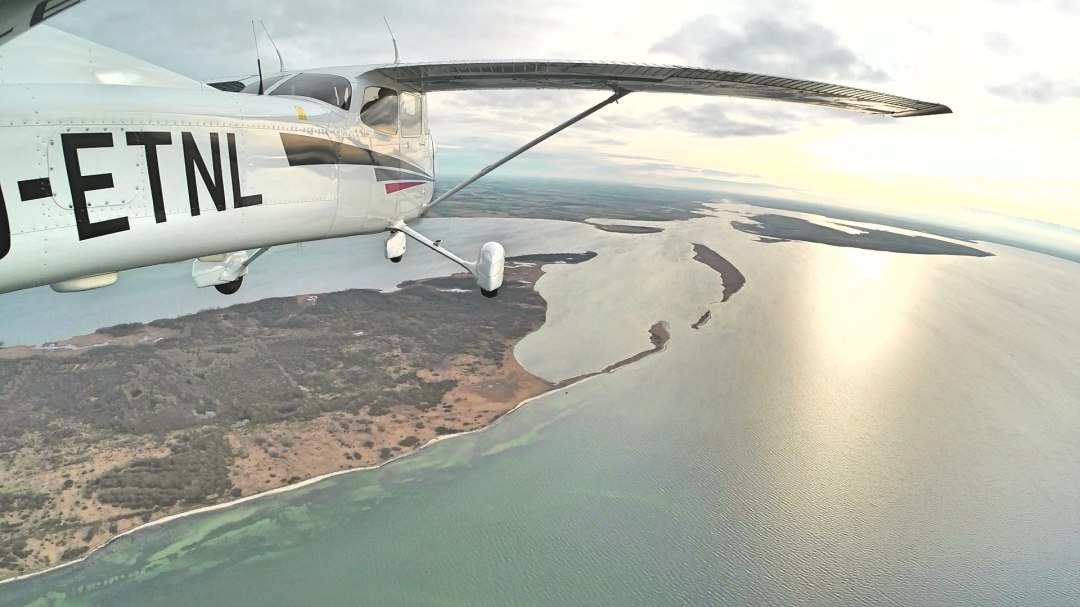 Sightseeing flight over the peninsula Wustrow at the Salzhaff, towards the Hanseatic City of Wismar and the island Poel, © ostseeflug.com