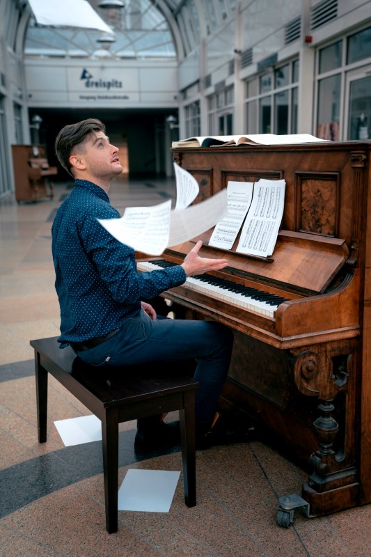 Denisov am Klavier // &copy; Denisov