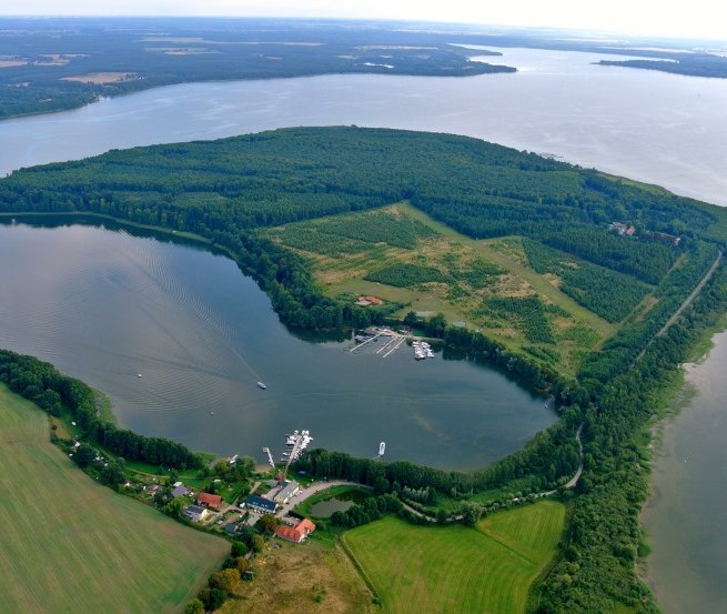 Luftbild des Fischereibetriebes mit Ferienh&auml;usern // &copy; Fischerei und R&auml;ucherei Alt-Schwerin/Dietmar B&uuml;rth