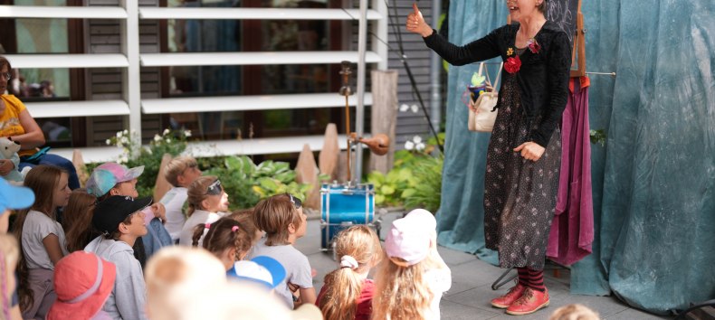 Puppentheateraufführung zum Kinderfest in Innenhof des BÄRENWALD Müritz // © BÄRENWALD Müritz | André Klevenow Puppentheateraufführung zum Kinderfest in Innenhof des BÄRENWALD Müritz // © BÄRENWALD Müritz | André Klevenow