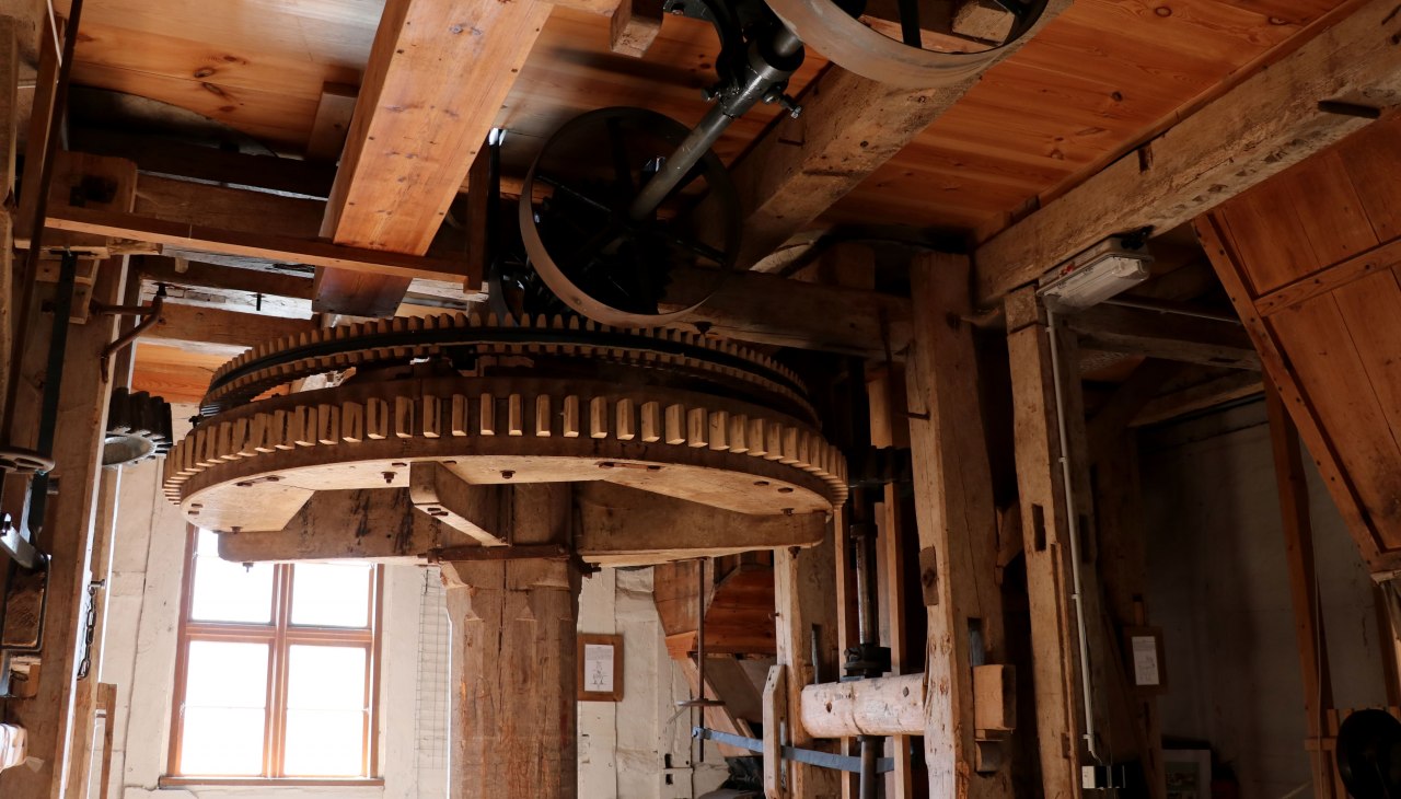 Koningsas, koppeling van de maaltandwielen, transmissie, © Oskar Gladis, Verein Wassermühle Hanshagen e.V. Koningsas, koppeling van de maaltandwielen, transmissie, © Oskar Gladis, Verein Wassermühle Hanshagen e.V.