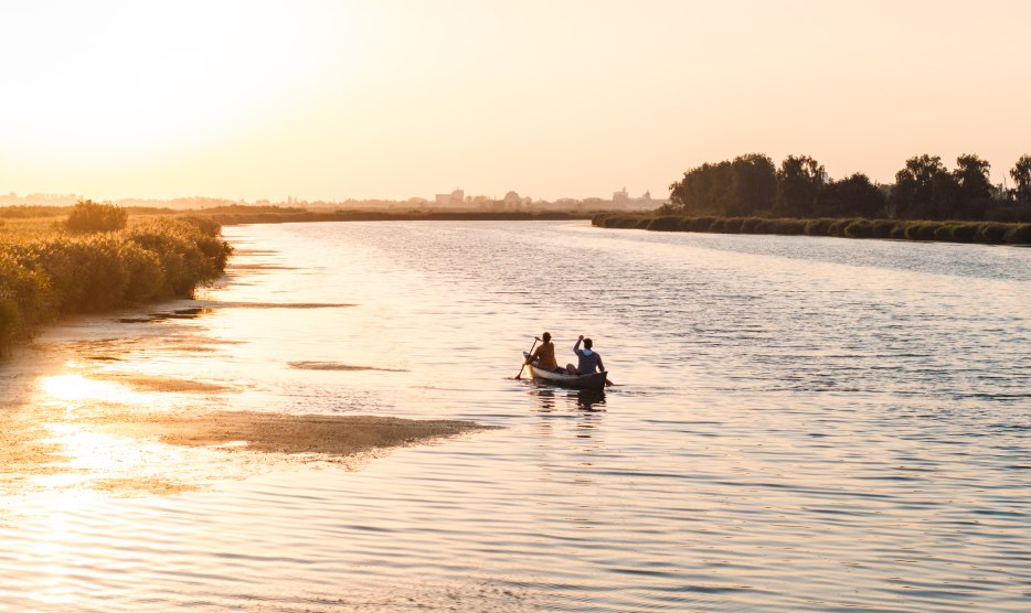A quiet evening on the water: two people paddle through the wide waters of Western Pomerania at sunset, surrounded by nature and silence. // © MV-T/Gross A quiet evening on the water: two people paddle through the wide waters of Western Pomerania at sunset, surrounded by nature and silence.