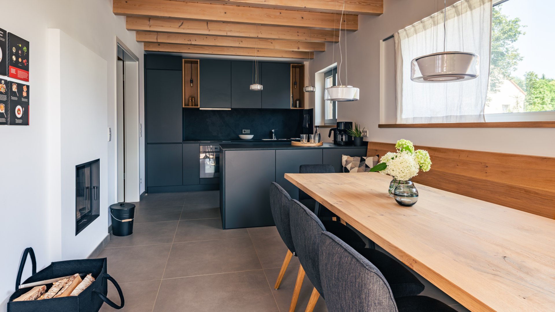 Het vakantiehuis van binnen met eettafel en keuken