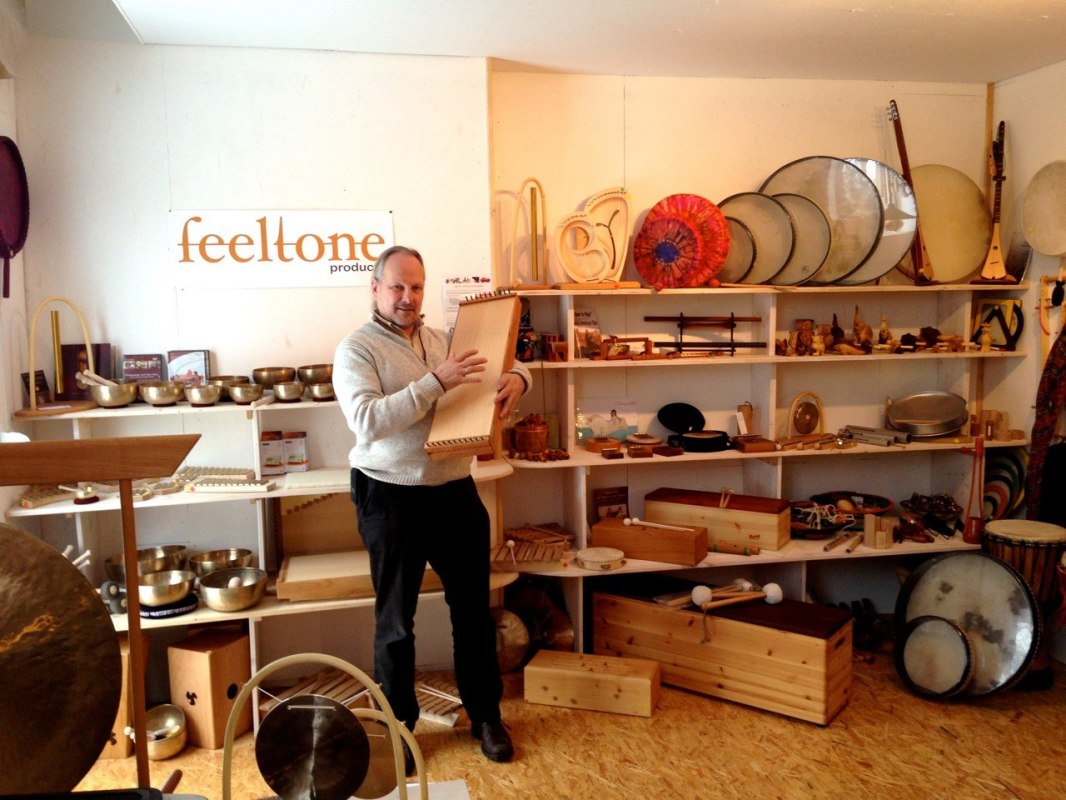 Ingo B&ouml;hme z feeltone z monochordem w salonie sprzedaży // &copy; Martina Gl&auml;ser-B&ouml;hme