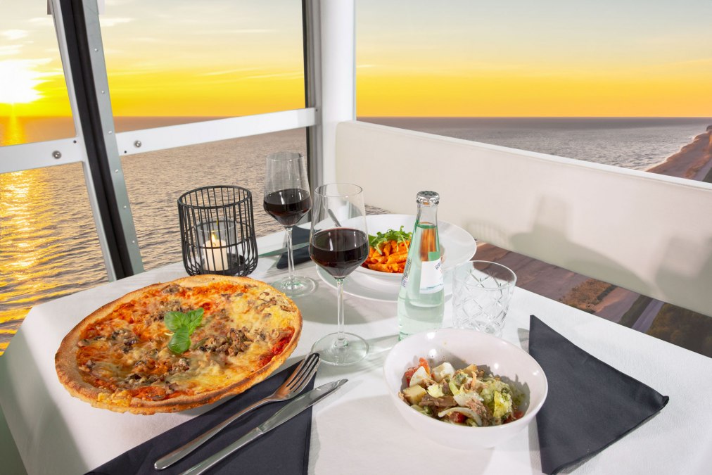 Enjoy a dinner or breakfast in the air-conditioned gondola., © riesenrad.de Enjoy a dinner or breakfast in the air-conditioned gondola., © riesenrad.de