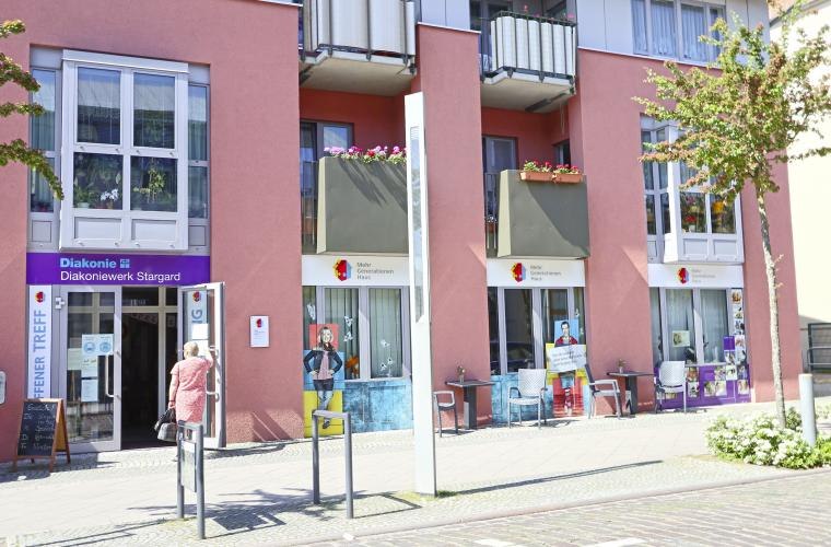 Udsigt udefra set fra indgangen til flergenerationshuset i Neustrelitz // &copy; Diakonie Neustrelitz