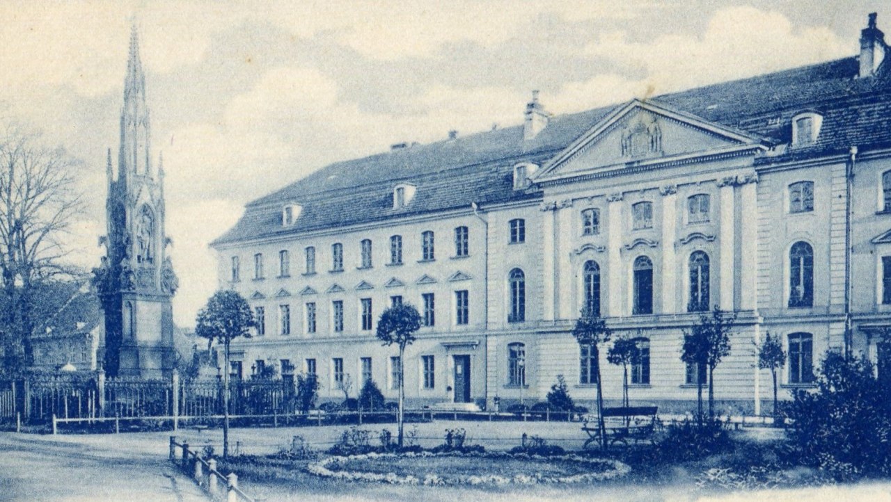 Rubenow Square with the Rubenow Monument and the University in Greifswald, circa 1900 // © Postkarte Rubenow Square with the Rubenow Monument and the University in Greifswald, circa 1900 // © Postkarte