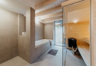 Ontspan in je eigen wellnessbad met sauna en whirlpool. // &copy; Ulrike Gerasch/Elena Kr&auml;mer