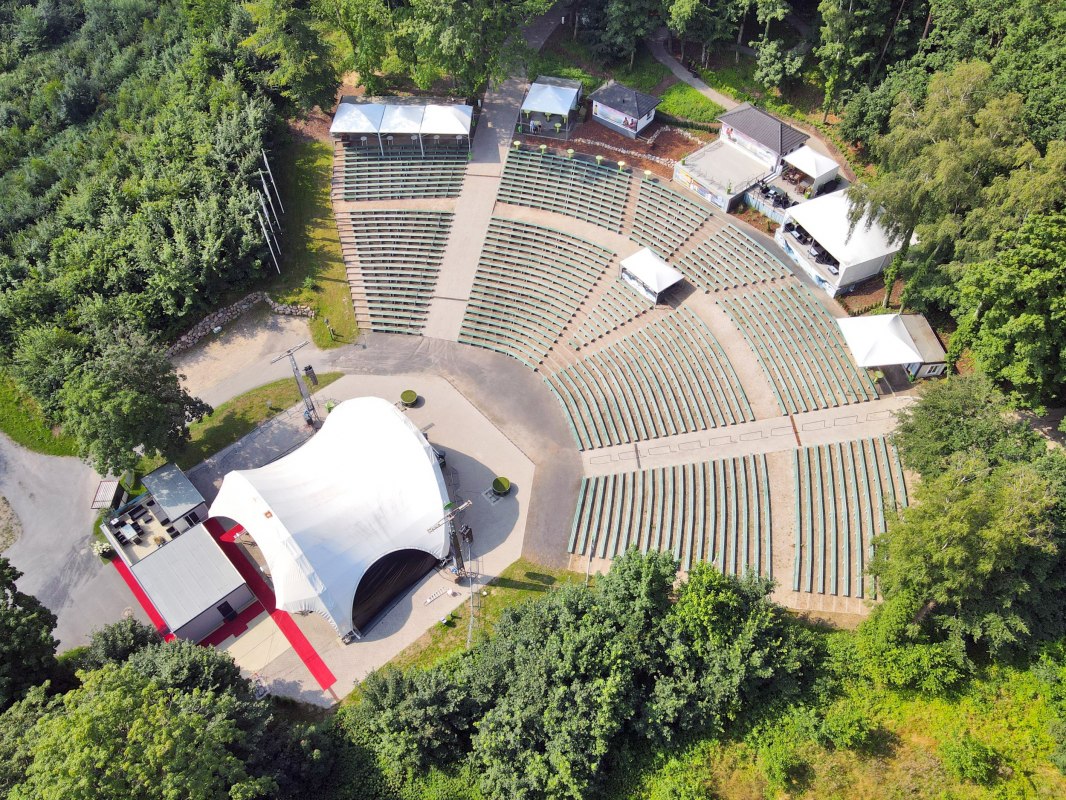 Evenementenlocatie met capaciteit voor meer dan 5.000 bezoekers: de Waldbühne Rügen // © Waldbühne Rügen GmbH& Co.KG Evenementenlocatie met capaciteit voor meer dan 5.000 bezoekers: de Waldbühne Rügen // © Waldbühne Rügen GmbH& Co.KG
