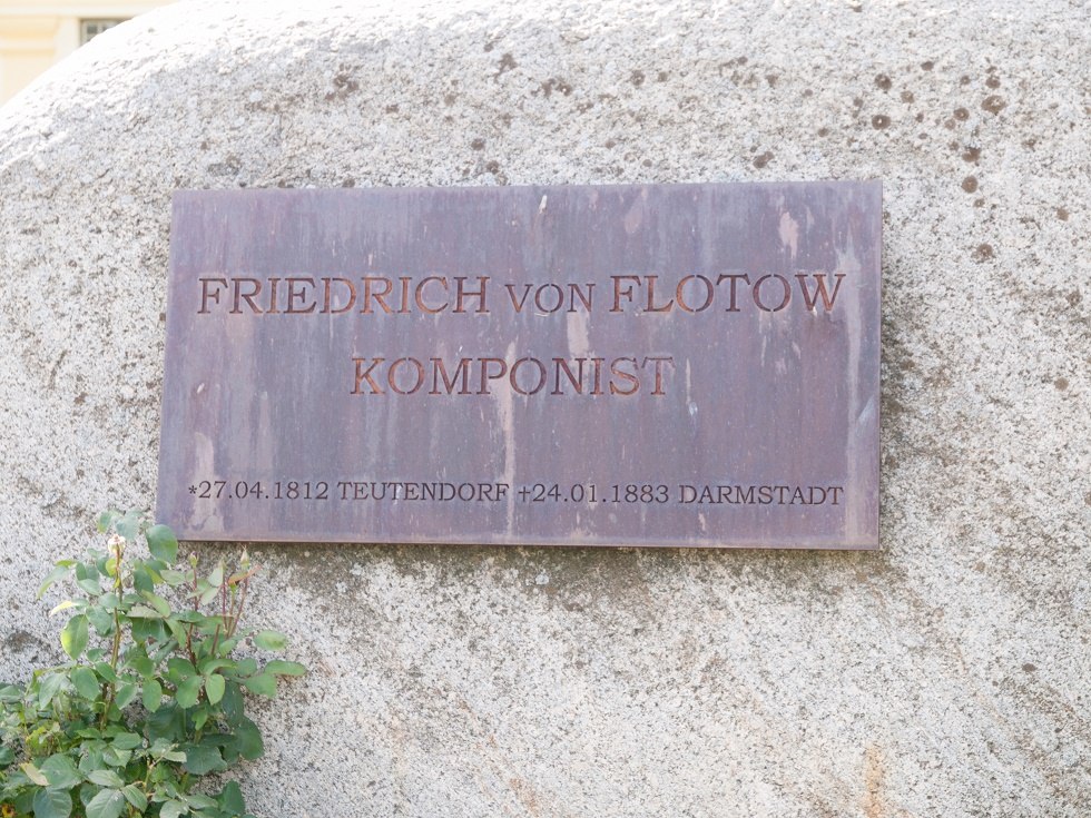 Gedenkschrift op de steen voor het landhuis., &copy; Frank Burger