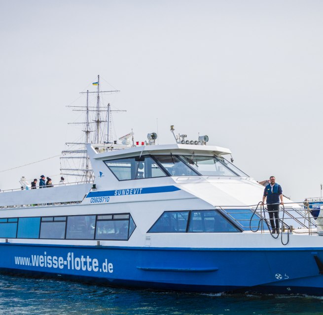 Punkt orientacyjny wyspy Hiddensee.
Jeśli odwiedzasz wyspę Hiddensee, po prostu nie możesz jej przegapić: latarnia morska Dornbuch!, &copy; Wei&szlig;e Flotte GmbH