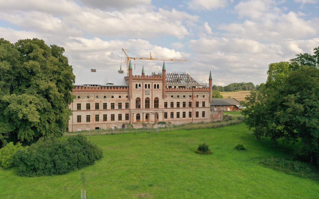 Broock Castle vanaf de parkzijde - met nieuwe ramen, © Schloss Broock GmbH & Co. KG / Jan Fischer