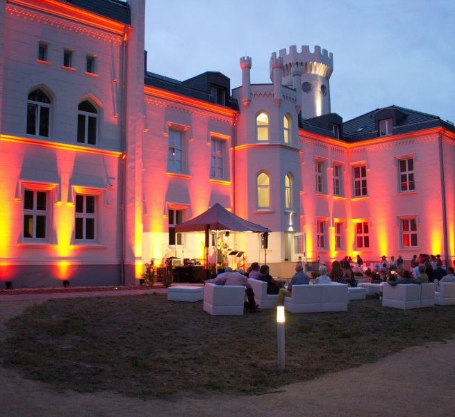 From July 12 to 19, 2026, NaturFlow and SchwabMagie invite you to the nature retreat "Alive & Free" by the sea - at Hohendorf Castle on the Baltic Sea. // © Schloss Hohendorf From July 12 to 19, 2026, NaturFlow and SchwabMagie invite you to the nature retreat "Alive & Free" by the sea - at Hohendorf Castle on the Baltic Sea. // © Schloss Hohendorf