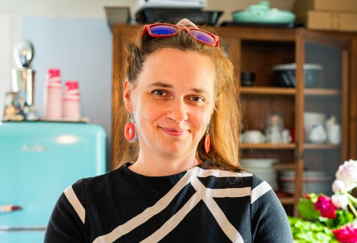 Portret - De ronde Bundt cake is de specialiteit van Claudia Drossert. Ze bakt er elke dag minstens twee voor haar galeriecafé op het eiland Poel. // De ronde Bundt cake is de specialiteit van Claudia Drossert. Ze bakt er elke dag minstens twee voor haar galeriecafé op het eiland Poel. // © MV-T/Tiemann Portret - De ronde Bundt cake is de specialiteit van Claudia Drossert. Ze bakt er elke dag minstens twee voor haar galeriecafé op het eiland Poel.