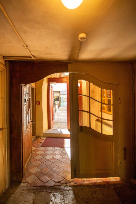 De dubbele vleugeldeur leidt naar de hal van het 700 jaar oude museumhuis in het oude stadscentrum van Stralsund. Beleef de Hanzegeschiedenis van dichtbij in het onder monumentenzorg vallende koopmanshuis., © STRALSUND MUSEUM