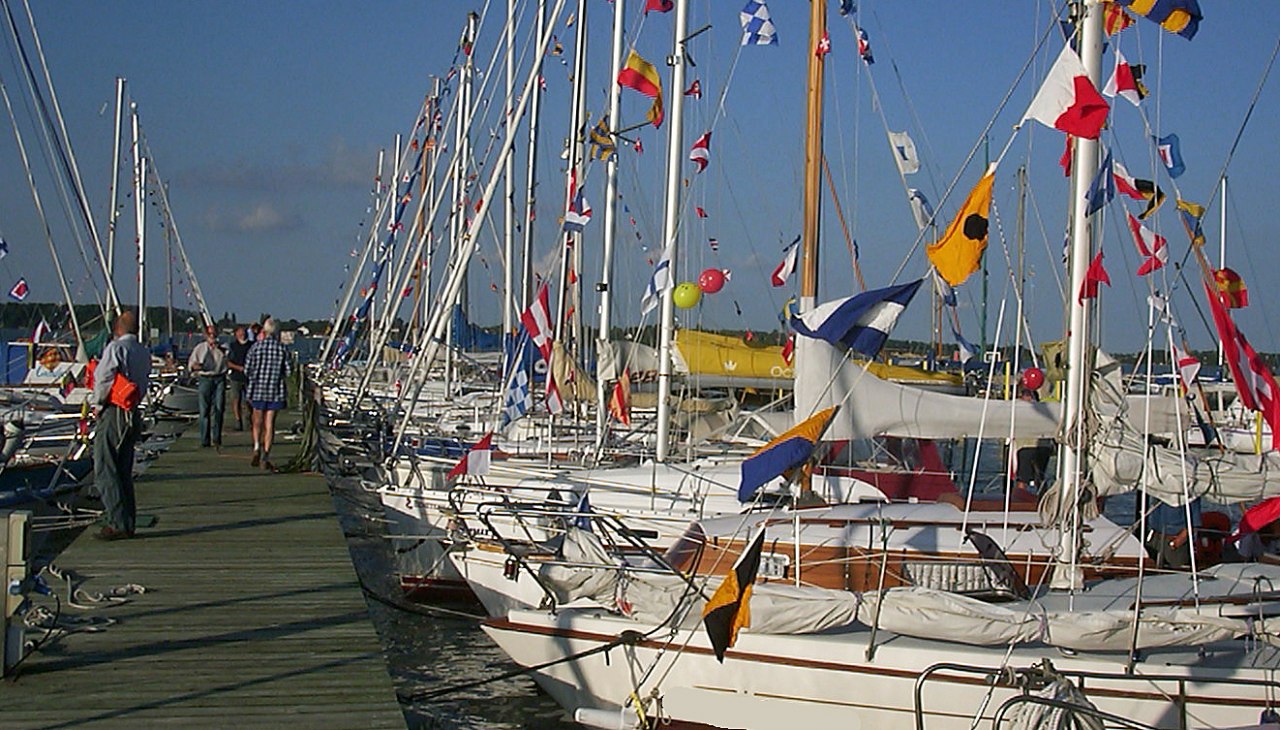 Een van de zes aanlegsteigers bij het watersportcentrum D&auml;nholm, &copy; Lutz Lampe, Stralsund