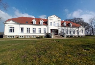 Manor house on Lake Penzlin // &copy; Jutta Janssen