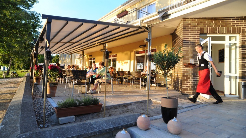 Ontspan op het terras met uitzicht op het meer met Italiaanse lekkernijen, © Strandhaus am Inselsee