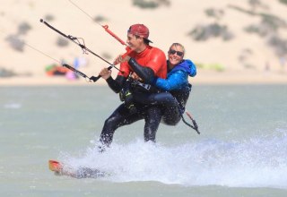 Veel plezier met "piggyback" kitesurfen, © Oceanblue Watersports
